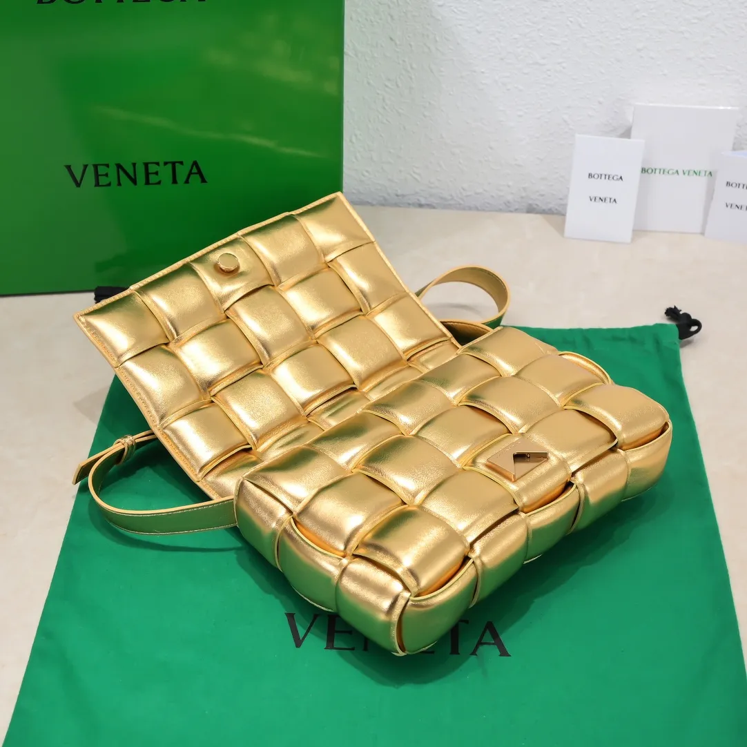 Batch 1680 new products are online ~ BV Cassette pillow bag 👉The latest popular pillow bag for spring and summer is here. Soft high-grade original sheepskin + distressed matte gold buckle, high-end and retro feel. It feels comfortable and full of high-end feeling. The bag can be hugged and worn cross-body. It has a simple but cool style. The upper body is fashionable and classy. Size 26x18x8cm, model number (6688#)